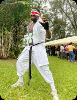 Cosplayer sur le côté gauche du fan de visuels