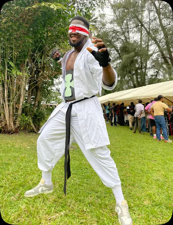 Cosplayer posant en tenue d'anime, événement otaku